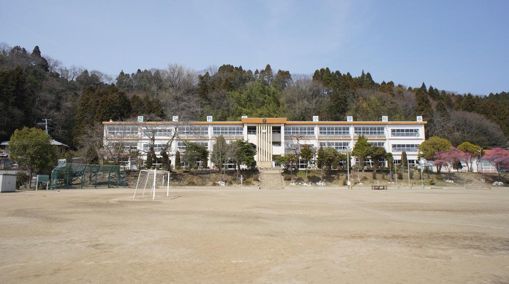 Primary school. Rifu to elementary school 560m