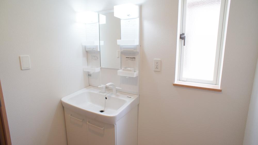 Wash basin, toilet. Same specification example