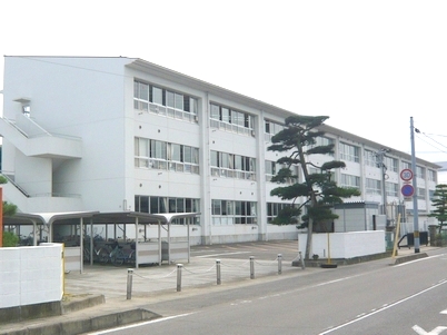 Junior high school. About 18 minutes in the 7600m route bus Natori until the first junior high school