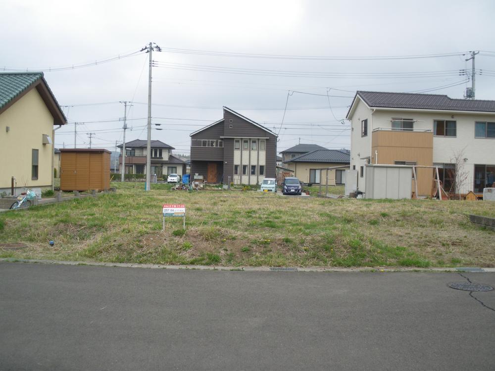 Local photos, including front road. 2-17-23 site (May 2012) shooting. It will be outside 構工 events due to external structure Garden skilled in the seller specified. We have to comply with the "urban development rules" in order for you to live comfortably forever in a beautiful city. 