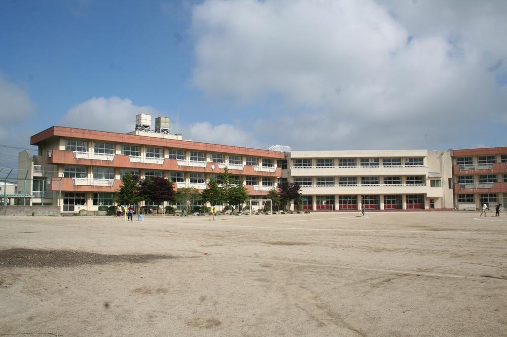 Primary school. 1700m to Masuda Elementary School