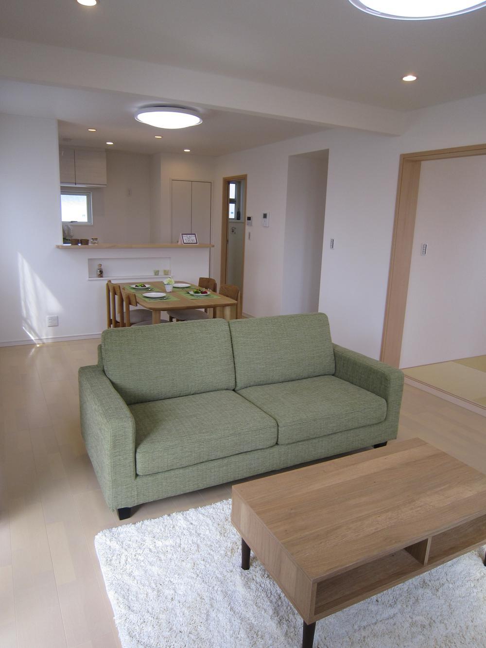 Living. ◆ Installed of furniture gifts to customers ◆ Housing wealth ◆ Bright and spacious room ◆ Please come with your family everyone because it is immediately Available