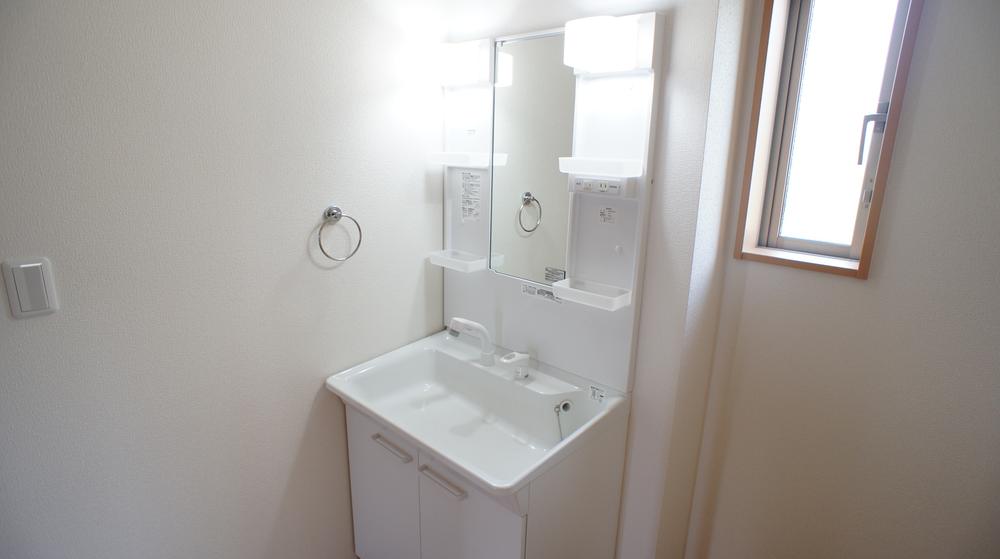 Wash basin, toilet. Same specification example