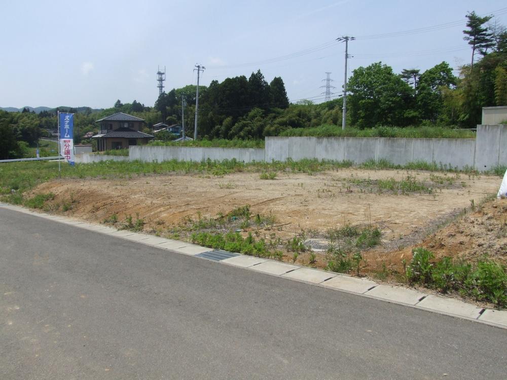 Local land photo. Local photo viewed from 3-10 No. locations (May 2012) shooting. Sunny residential land in the south terraced.