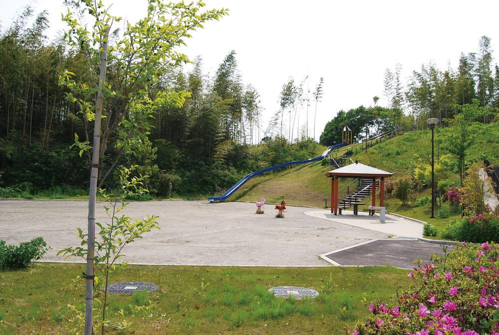 park. Until the Moon Princess Park in the 500m Town is perfect to the environment of the child-rearing, such as large "Moon Princess park" playground equipment is of enhancement, such as slides.