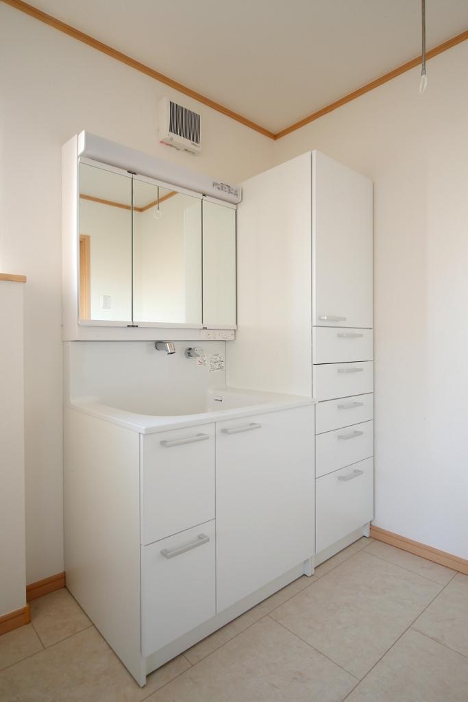 Wash basin, toilet. ■ Ltd. Katie ready-built specification example