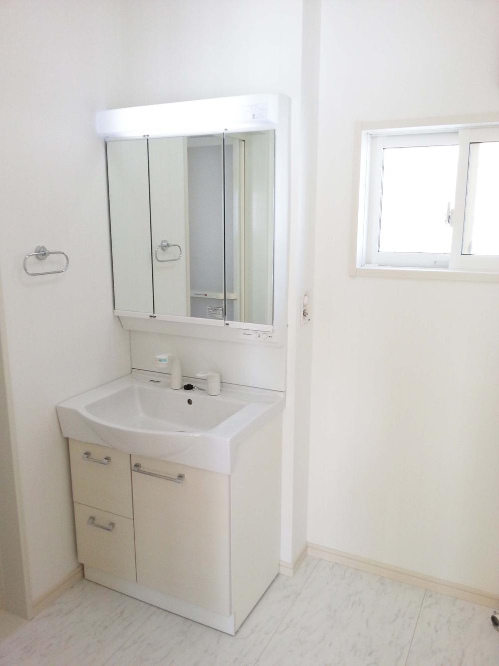 Wash basin, toilet. Wash basin shower faucet to change the living comfortable. Easy to clean!