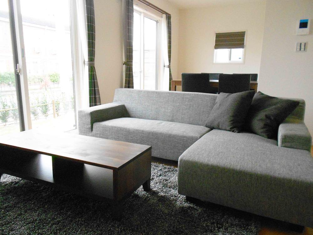 Living. Spacious living-dining is south-facing sun of sun plug! Natural combination interior is penetration any interior.