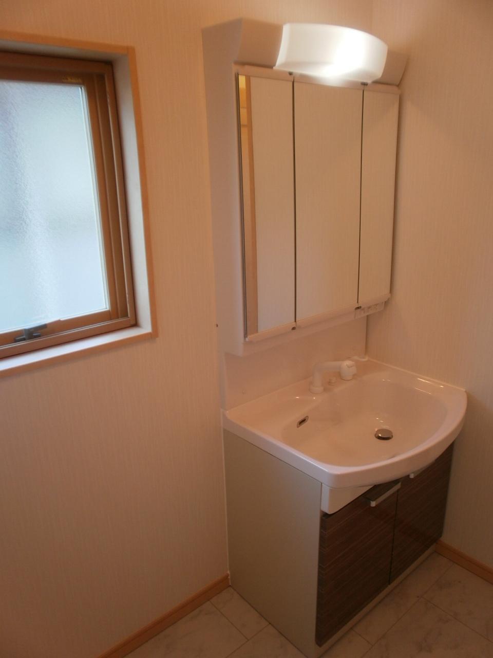 Wash basin, toilet. Indoor (11 May 2013) Shooting