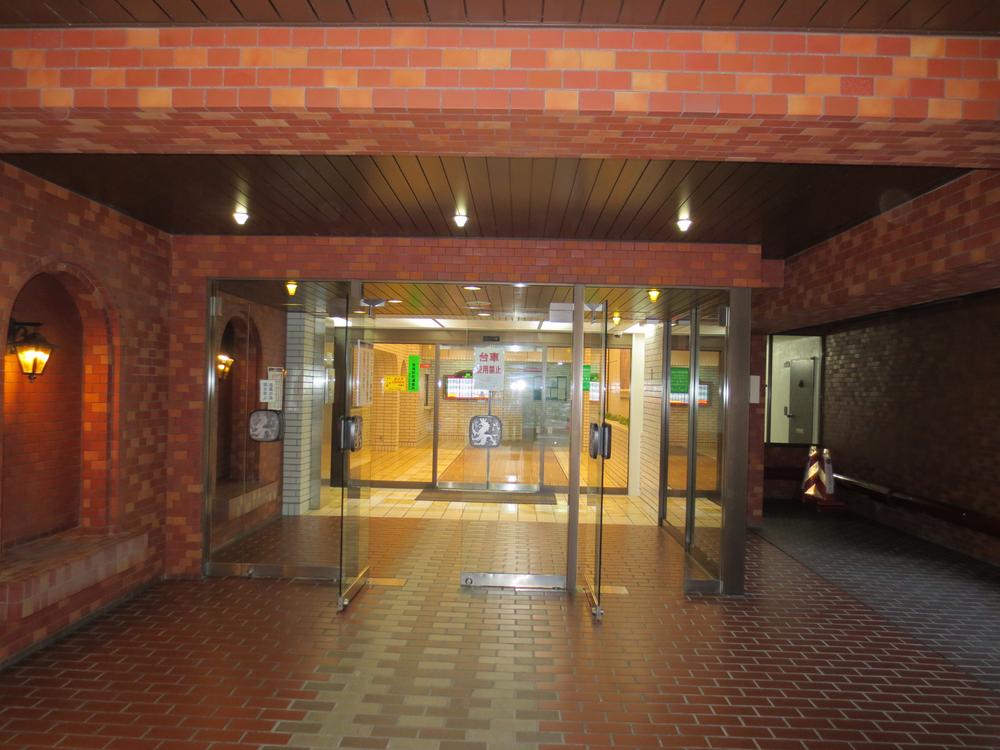 Entrance. Common area (October 2013) Shooting
