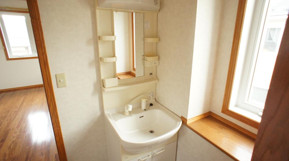 Wash basin, toilet. Second floor wash basin
