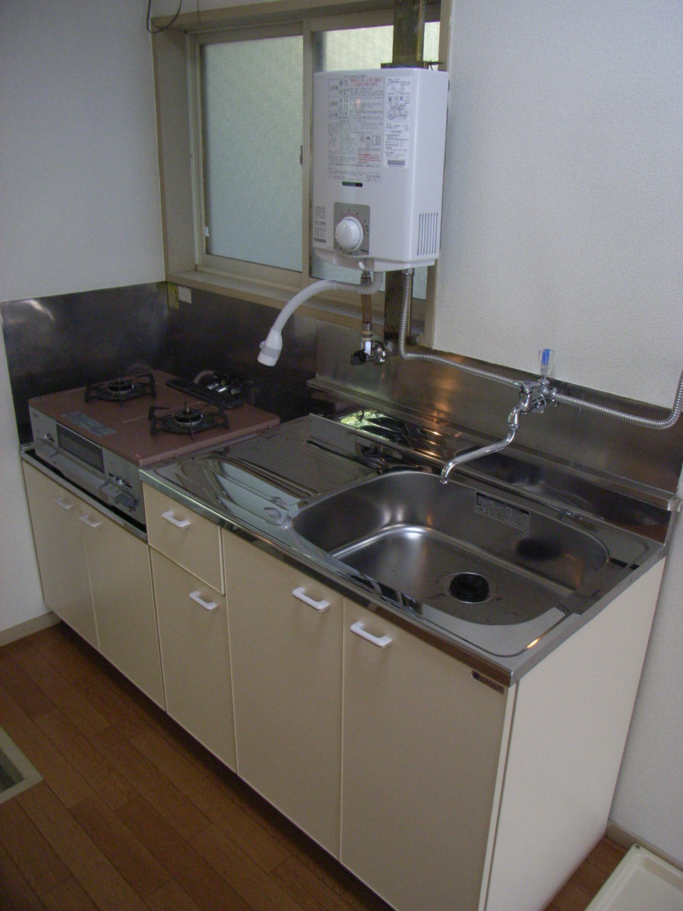 Kitchen. Easy-to-use compact kitchen ・ It is with gas stove