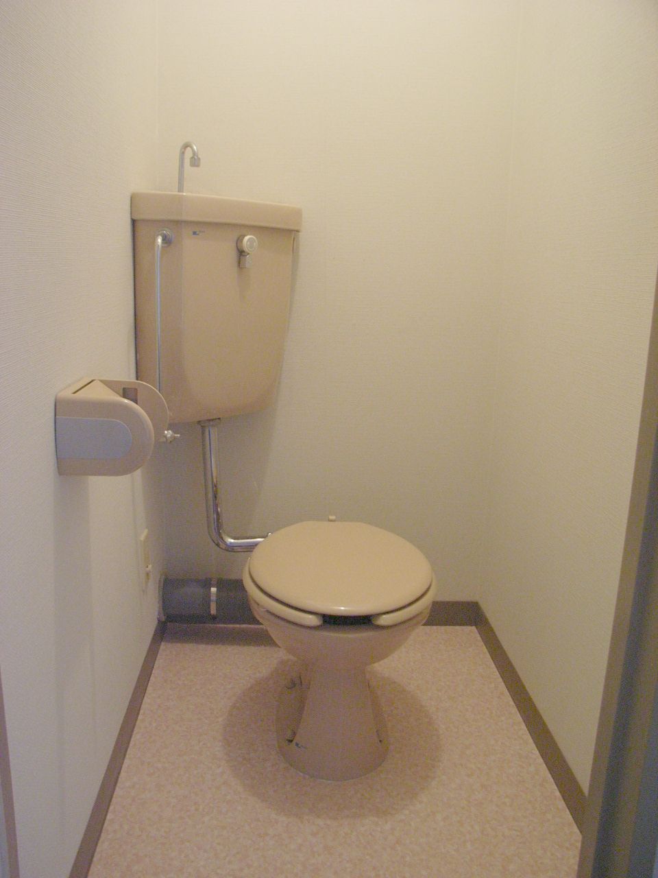 Toilet. Toilet that is independent of the bath. Check it out part.