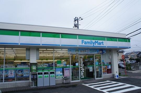 Convenience store. Until FamilyMart Nakayamadai shop 200m FamilyMart Nakayamadai shop 3-minute walk (about 200m)