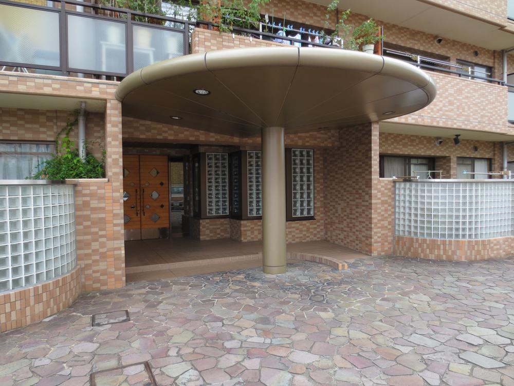 Entrance. Common area (September 2013) Shooting