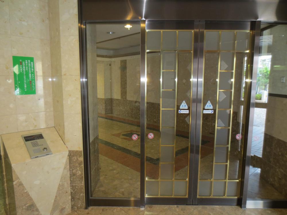 Entrance. Common area (September 2013) Shooting