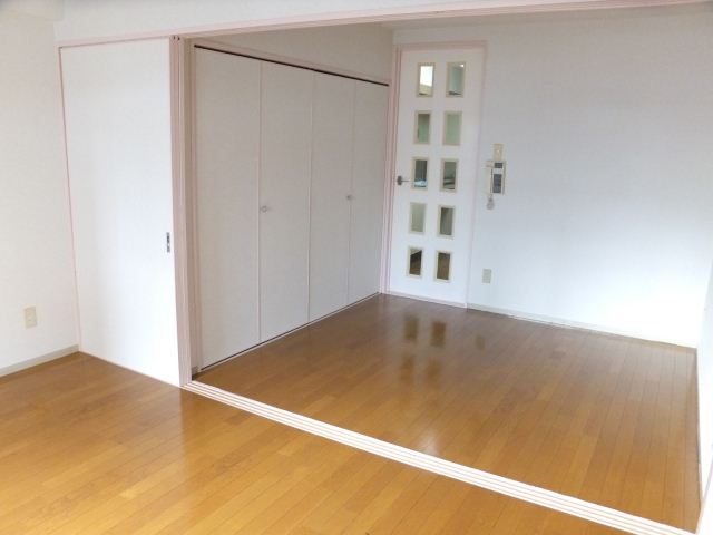 Living and room. You open the sliding door is 10.5 tatami rooms.