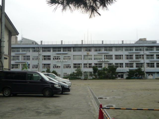 Primary school. 440m to Sendai Tatsuritsu the town elementary school (elementary school)