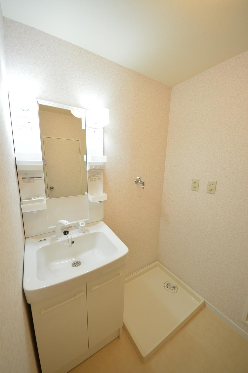 Wash basin, toilet. Indoor (July 2013) Shooting
