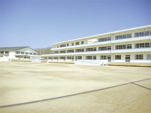 Primary school. Aiko until elementary school 600m (the distance from the town entrance)