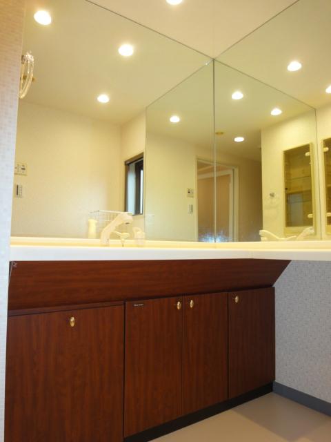 Wash basin, toilet. Washroom