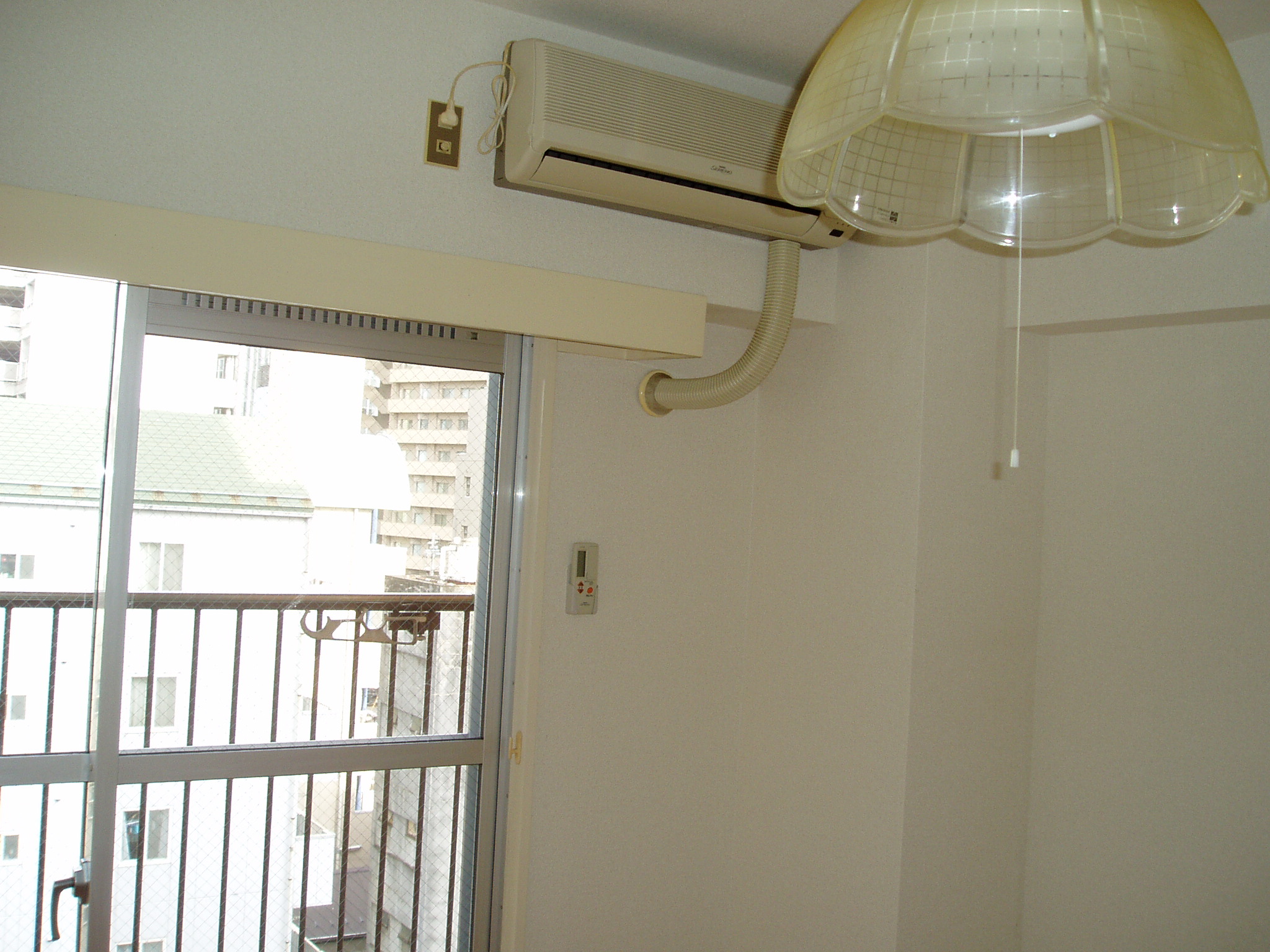 Living and room. Air conditioning ・ With lighting equipment