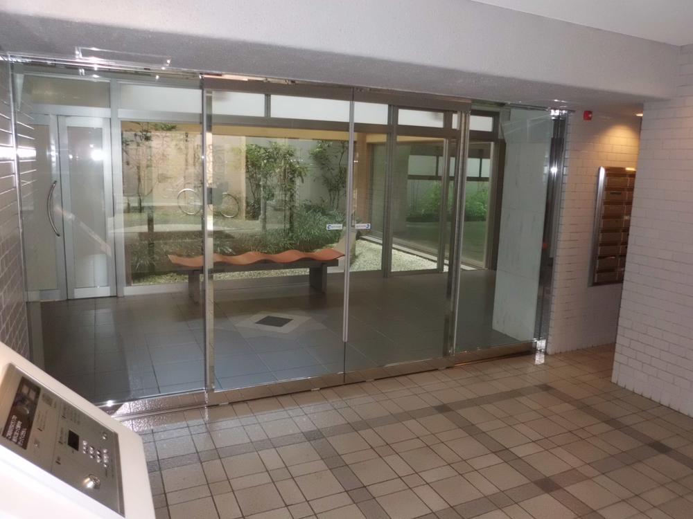 Entrance. Common area (September 2013) Shooting