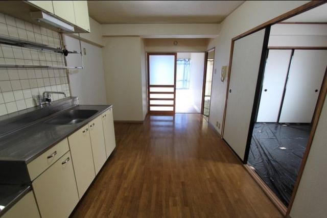 Kitchen. Easy-to-use size sink in the breadth of spacious