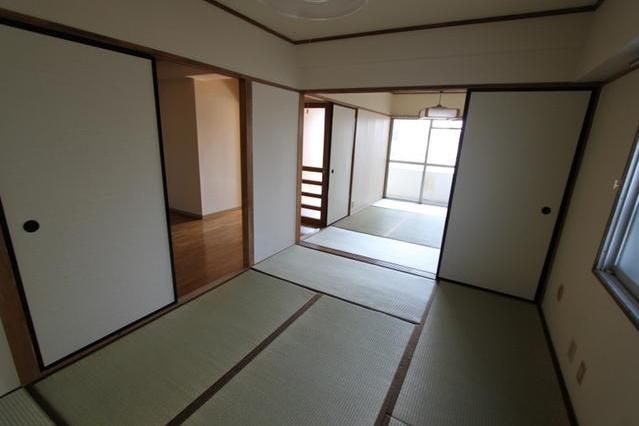 Living and room. It is between the Japanese-style room 2