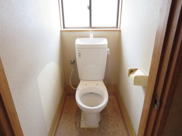 Other introspection. Second floor toilet. It is during the installation of the toilet bowl new. 