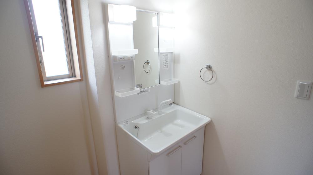 Wash basin, toilet. Same specification example