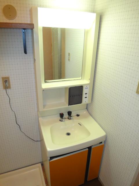 Wash basin, toilet. Washroom