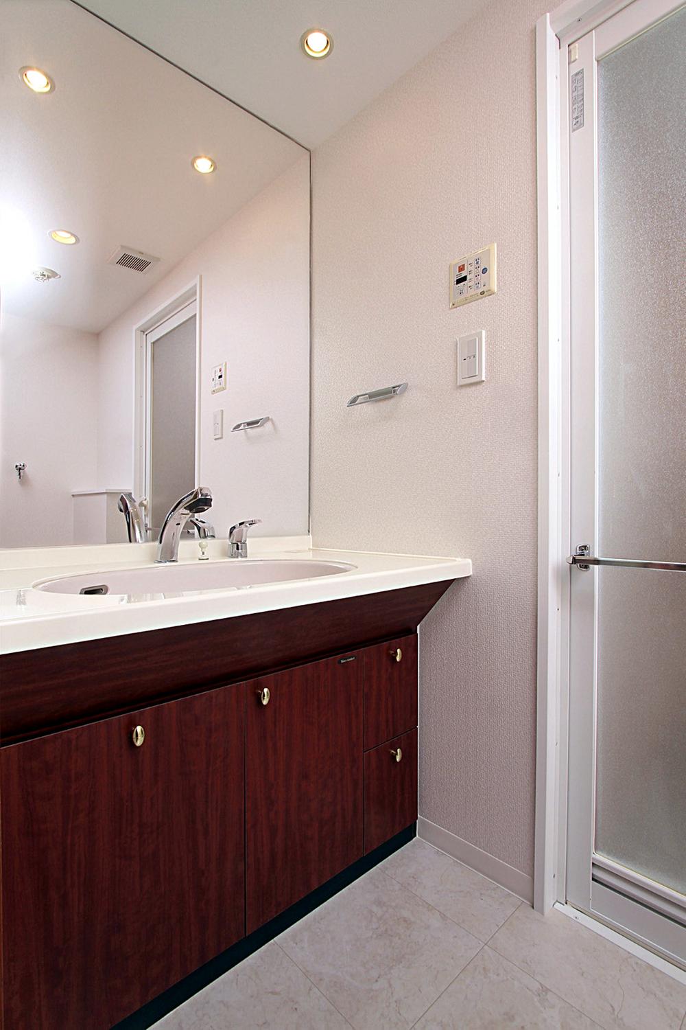 Wash basin, toilet. Bottom with storage Shampoo Dresser (2013 / 12 / 13 shooting)