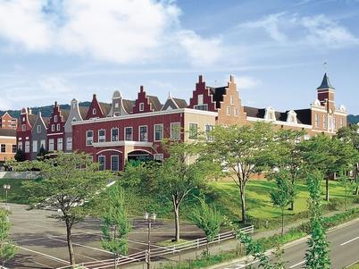 Shopping centre. Nishikikeoka Shops & 1010m to outlet