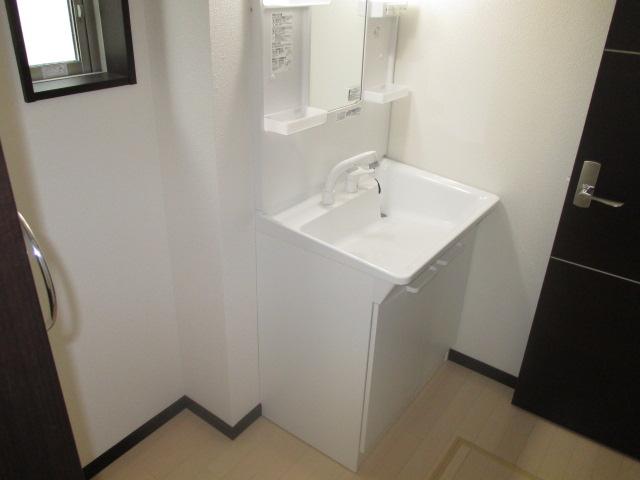 Wash basin, toilet
