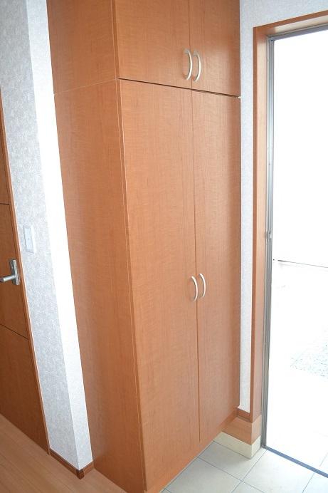Entrance. Same specifications Shoes cloak