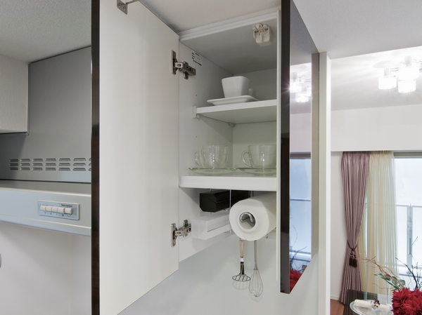 There is storage space in the kitchen top. So as not to touch the eye of the guest as well, such as kitchen paper, It can be efficiently accommodated