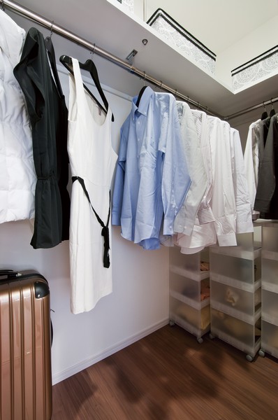 Walk-in closet of Western-style (1). Also in feet and shelves, Plenty capable of accommodating the clothes of the family