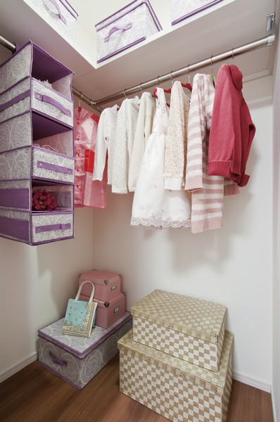 There is walk-in closet also to Western-style (2). Not clothes only, It is firmly put away as well, such as children's toys
