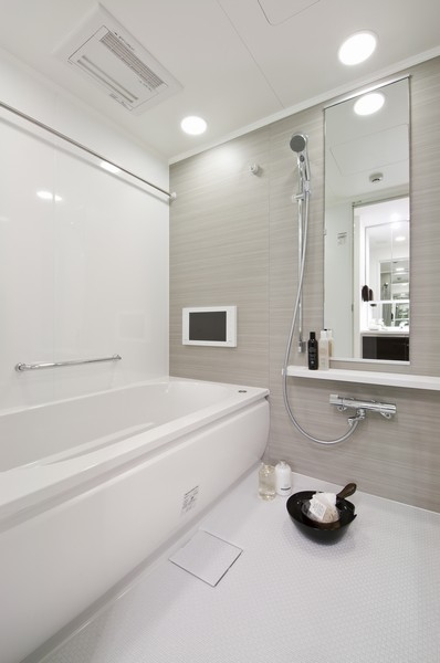 Bathroom with bathroom heating dryer. Feet adopts "Karari floor" easy to dry well drained