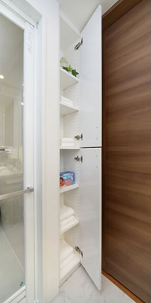 Bathing-wash room.  [Linen cabinet] On the side of the door of the bathroom, The has established two stages of linen cabinet. It can be stored, such as towels and soap.