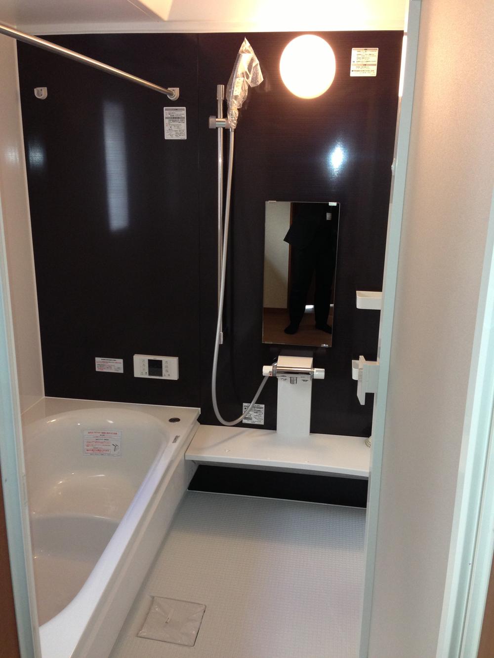Bathroom. Also placed in the bath to extend the leg in the adult. Since the bathroom dry with, Worry the rainy season!