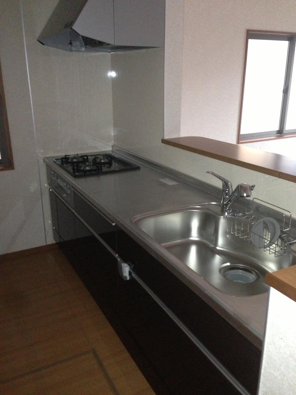 Kitchen. Since the space of the kitchen back also wide, Why not be the dishes with your family?
