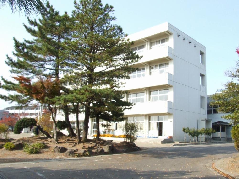Primary school. Komatsushima walk to the elementary school about 5 minutes. Carefree child-rearing in a quiet residential area. Peace of mind can have small children.