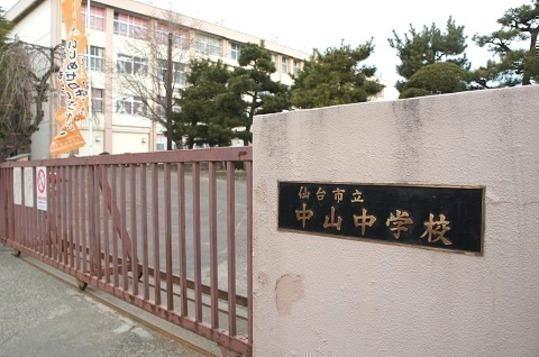 Other. Zhongshan Junior High School A 15-minute walk (about 1200m)