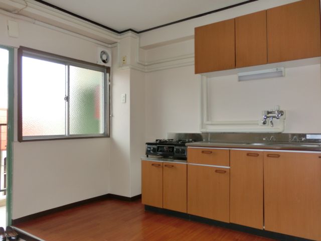 Kitchen. It may also spread repertoire of spacious in the kitchen cooking.