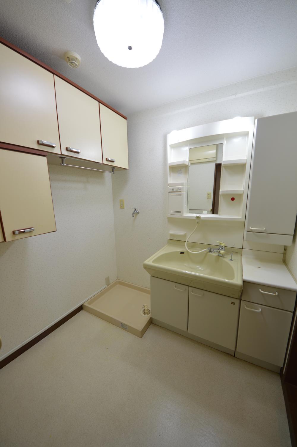 Wash basin, toilet. Indoor (11 May 2013) Shooting