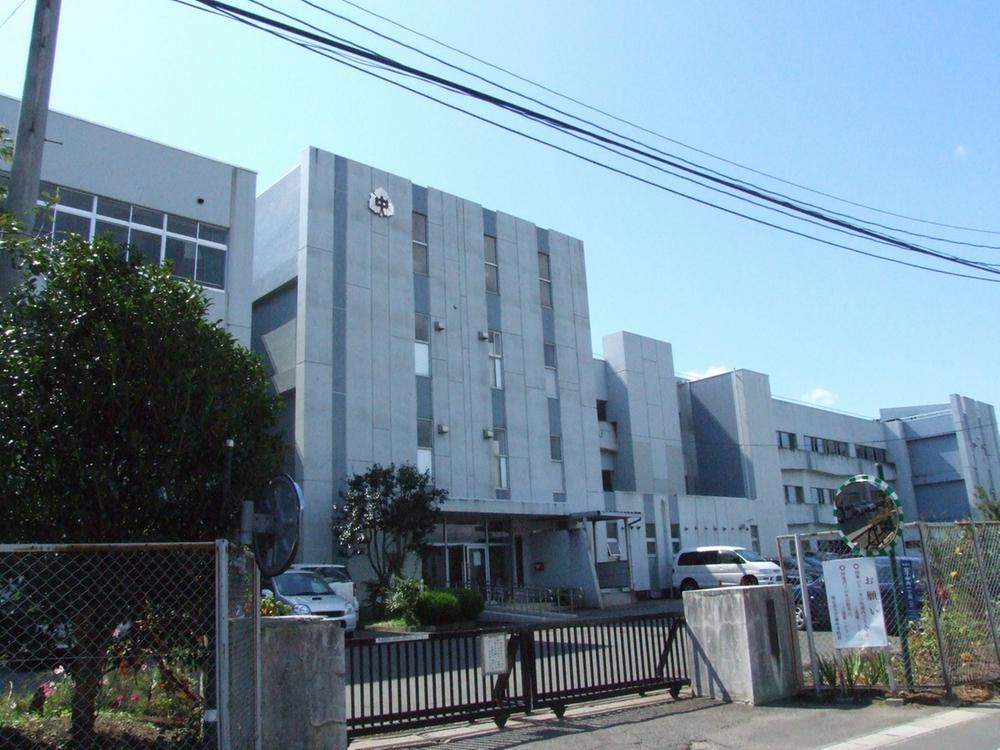 Junior high school. 1827m to Sendai City Hirose Junior High School