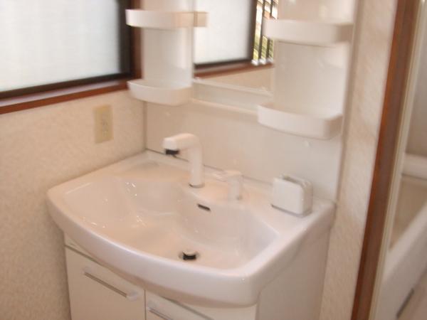 Wash basin, toilet. There is also a wash basin on the second floor to the first floor
