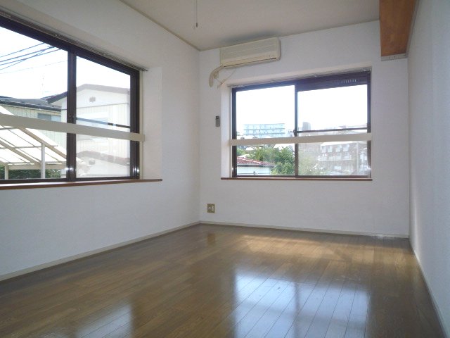 Living and room.  ※ The photograph is a photograph of the corner room. This is the middle room.